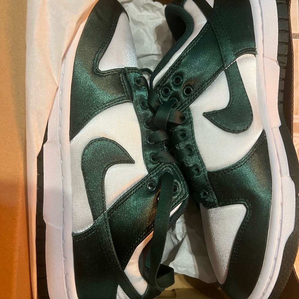 ‘Satin Green’ Nike Dunk Low
Women's Shoes
White/Team Green
Size W 6.5 / M 5